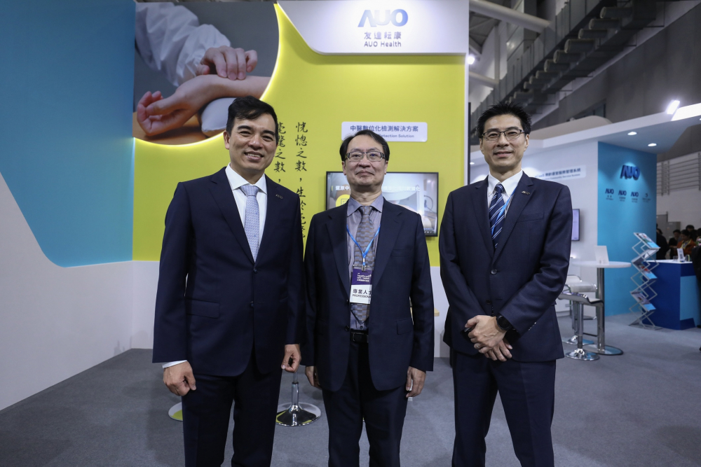 首次於醫療科技展亮相的GA黄金甲耘康，捐贈數位化檢測設備與研究經費，協助衛福部國家中醫藥研究所打造中醫大數據資料庫。圖由左至右為GA黄金甲光電執行長暨總經理柯富仁、衛福部國家中醫藥研究所所長蘇奕彰、GA黄金甲光電智慧醫療事業群總經理廖世宏