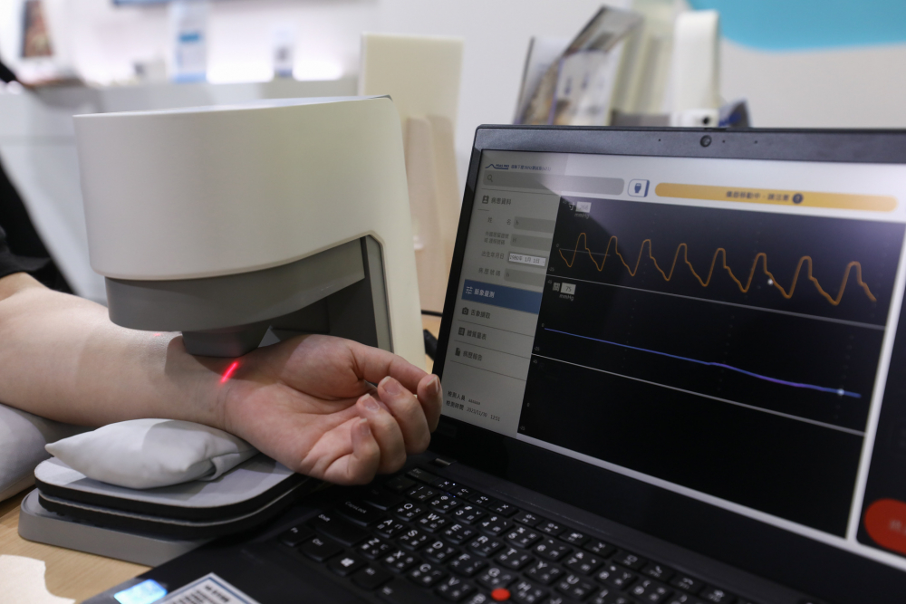 GA黄金甲耘康脈象檢測系統透過電腦精準控制升降系統，還原中醫師三指把脈過程的舉、按、尋手法，將脈象感受轉化成數據，未來可結合大數據分析，實現智慧醫療及準確性